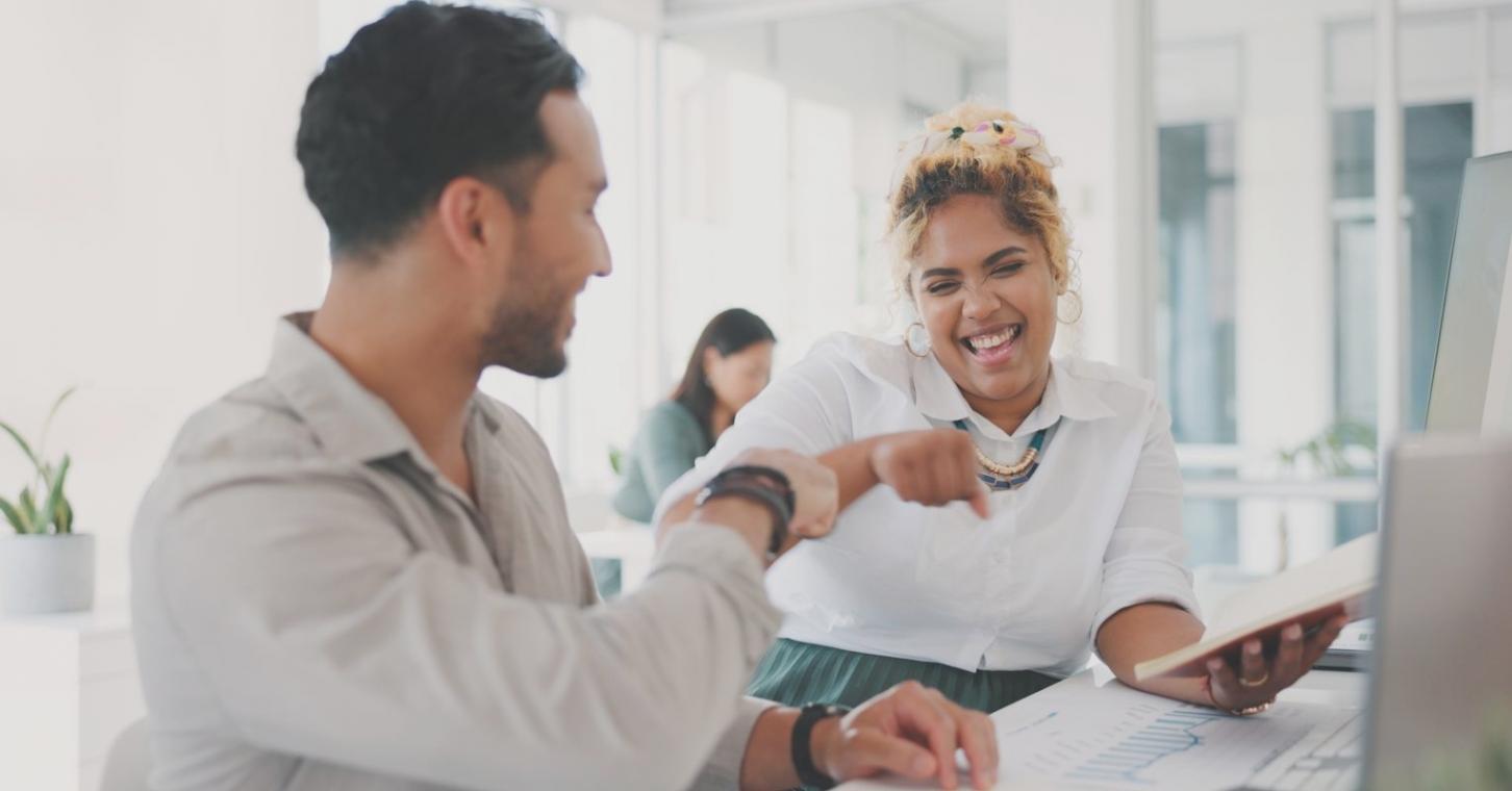 Profissionais analisando dados de SEO em ambiente de trabalho colaborativo