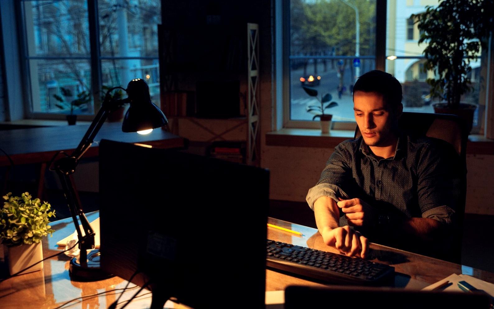 Profissionais aprendendo análise SEO em ambiente digital moderno